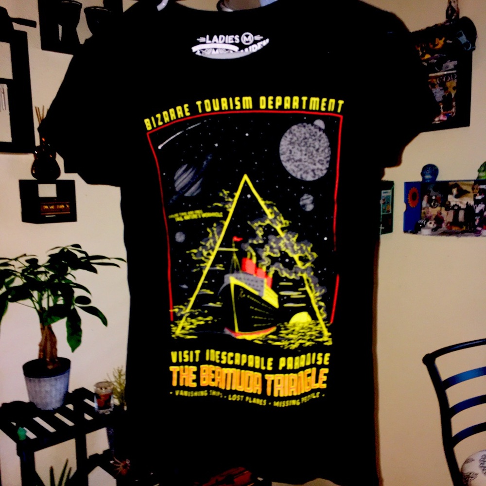 ‘Bizarre Tourism Department’ tee.